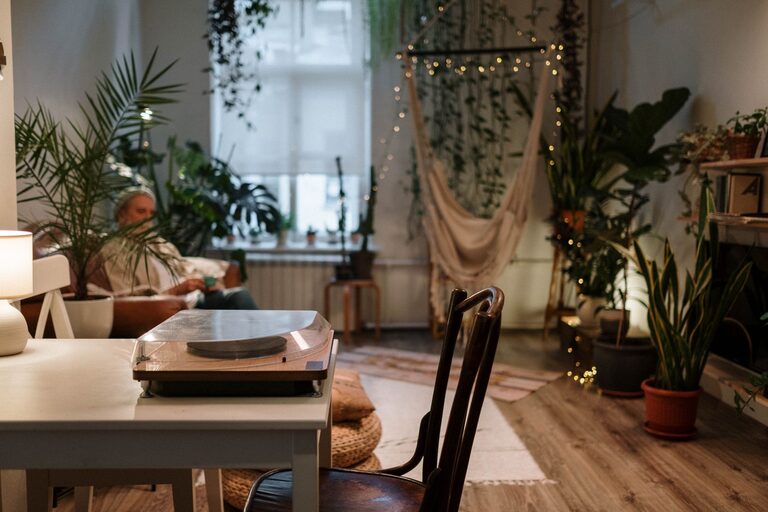 Top Tips for Creating a Cosy and Inviting Living Room on a Budget